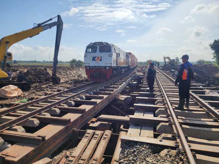 PT Kereta Api Indonesia (Persero) telah berhasil melakukan perbaikan pada pada dua jalur rel di Km 32+5/7 antara Stasiun Gubug - Stasiun Karangjati Kabupaten Grobogan pada Selasa (4/2/2025). Foto : Dok.KAI/metrojateng.id