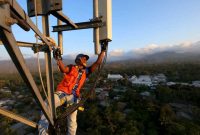 Teknisi tengah melakukan pengecekan jaringan XL Axiata di salah satu BTS. Foto : Dok.XL/metrojateng.id