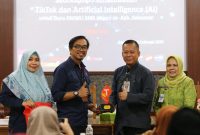 -SKUL.ID- (Ki-Ka) Manager Mobile GTM Operations Region Jawa Tengah and DIY, Avi S Sadoek, dan Manager Mobile Consumer Branch Magelang, Wahyu Mardian, secara simbolis menyerahkan token of appreciation kepada Kepala SMK Negeri 1 Gombong, Budiyanto, S.Pd., M.Eng., yang didampingi oleh Kepala cabang dinas wilayah IX Provinsi Jawa Tengah, Dr. Nikmah Nurbaity. Foto : Dok.Telkomsel/metrojateng.i