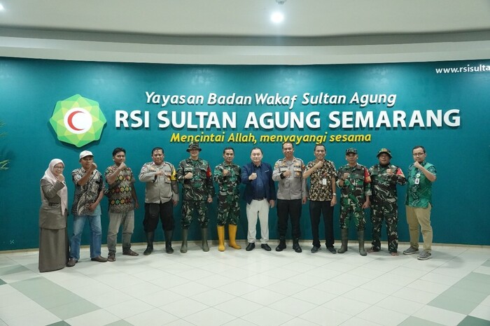 -RELAWAN- Relawan yang terdiri dari anggota Polri, TNI, dan tokoh masyarakat ikut membantu kelancaran kegiatan di RSI Sultan Agung Semarang karena sebagian wilayah Semarang tergenang banjir dan mengakibatkan pasien dan pegawai RS kesulitan masuk area rumah sakit. Foto : Dok.RSI/metrojateng.id