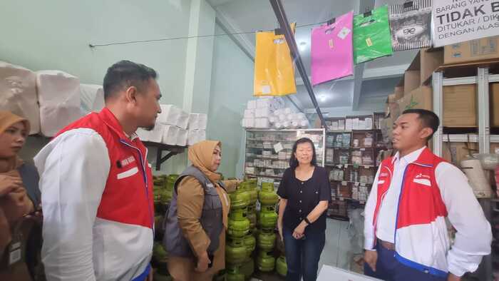 -PASOKAN LANCAR- Tim Pembinaan dan Pengawasan LPG 3 Kg Provinsi Jawa Tengah, Senin (10/2/2025) melakukan inspeksi mendadak (sidak) ke sejumlah pangkalan di Kota Semarang, dengan hasil pantauan pasokan yang aman dan lamcar. Foto : Dok.Pertamina/metrojateng.id