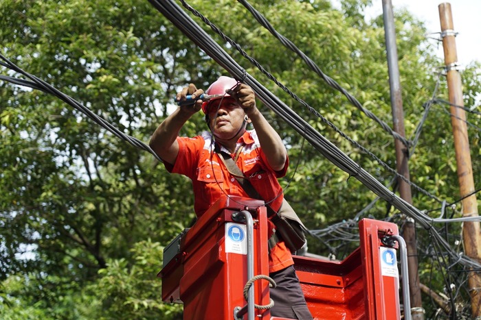 -KABEL TEMBAGA- Teknisi Telkom saat melakukan perbaikan kabel. Foto : Dok.Telkom/metrojateng.id