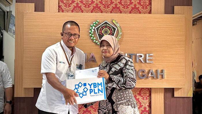 -BANTUAN- Dalam rangka memperingati Hari Pers Nasional, PLN Unit Induk Distribusi (UID) Jawa Tengah dan D.I. Yogyakarta melalui Yayasan Baitul Maal (YBM) PLN UID Jateng dan DIY, memberikan bantuan kepada 30 Janda Wartawan. Foto : Dok.PLN/metrojateng.id