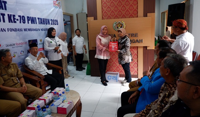 -BINGKISAN- Bertepatan dengan Hari Pers Nasional (HPN), Biskuit Kokola berkomitmen membangun sinergi dengan wartawan dengan bagikan bingkisan sembako dan biskuit untuk 30 janda wartawan. Foto : Dok.Kokola/metrojateng.id