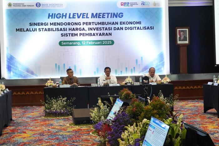 -HLM 2025- Bank Indonesia Provinsi Jawa Tengah, Rabu (12/2/2025), menggelar High Level Meeting (HLM) yang dihadiri oleh Pj. Gubernur Provinsi Jawa Tengah beserta seluruh Kepala Daerah di Jawa Tengah, anggota Tim Pengendalian Inflasi Daerah (TPID), Tim Percepatan dan Perluasan Digitalisasi Daerah (TP2DD), serta Koridor Ekonomi, Perdagangan, Investasi, dan Pariwisata (KERIS) Jawa Tengah. Foto : Dok.BI/metrojateng.id