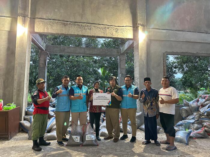 -BANTUAN FABA- PT PLN (Persero) Unit Induk Distribusi (UID) Jawa Tengah dan DIY menyerahkan bantuan RJSL pemanfaatan FABA untuk penanggulangan banjir di Kota Semarang. Foto : Dok.PLN/metrojateng.id
