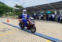 -SAFETY RIDING- Puluhan karyawan Angkasa Pura mengikuti sosialisasi Safety Riding dari Main Dealer Astra Motor Jateng dalam rangka perayaan Bulan Keselamatan dan Kesehatan Kerja (K3), di kawasan Bandara International Ahmad Yani Semarang, Rabu (12/2/2025). Foto : Dok.Honda/metrojateng.id