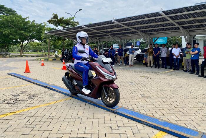 -SAFETY RIDING- Puluhan karyawan Angkasa Pura mengikuti sosialisasi Safety Riding dari Main Dealer Astra Motor Jateng dalam rangka perayaan Bulan Keselamatan dan Kesehatan Kerja (K3), di kawasan Bandara International Ahmad Yani Semarang, Rabu (12/2/2025). Foto : Dok.Honda/metrojateng.id