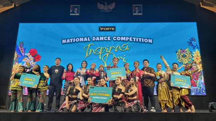 -PEMENANG- Jajaran manajemen iForte berfoto bersama para pemenang iForte National Dance Competition Regional Semarang kategori mahasiswa. Foto : Dok.iForte/metrojateng.id