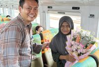 -BAGI COKELAT- KAI Daop 4 Semarang bagikan cokelat dan bunga untuk pelanggan di Stasiun Semarang Poncol dalam rangka merayakan Hari Kasih Sayang atau Hari Valentine. Foto : Dok.KAI/metrojateng.id