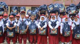 -BANTUAN TAS SEKOLAH- Telkomsel melalui program CSR “Sambungkan Semangat untuk Generasi Gemilang” membagikan tas sekolah gratis, salah satunya di SDN 1 Asemrudung, Grobogan. Foto : Dok.Telkomsel/metrojateng.id