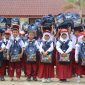 -BANTUAN TAS SEKOLAH- Telkomsel melalui program CSR “Sambungkan Semangat untuk Generasi Gemilang” membagikan tas sekolah gratis, salah satunya di SDN 1 Asemrudung, Grobogan. Foto : Dok.Telkomsel/metrojateng.id