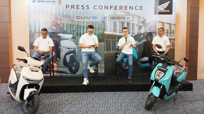 -PERS CONFERENCE- (Kiri ke kanan) Iko Freediantoro, Parts Manager Astra Motor Jateng; Ronaldo Widjaja, Region Head Astra Motor Jateng; Henry Setiawan, Marketing Manager Astra Motor Jateng; dan Erie Kurnia, Customer Care Manager Astra Motor Jateng; dalam pers conference Launching Honda ICON e: dan Honda CUV e:, di Solo, Jumat (14/2/2025). Foto : Dok.Honda/metrojateng.id