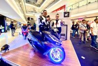 -NEW HONDA PCX 160- Regional Head Astra Motor Jateng, Ronaldo Widjaja dan Marketing Manager Astra Motor Jateng, Heri Setiawan berfoto dengan New Honda PCX 160 saat Peluncuran di Pakuwon Mall Solo Baru, Sabtu (15/2/2025) malam. Foto : Dok.Honda/metrojateng.id