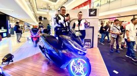 -NEW HONDA PCX 160- Regional Head Astra Motor Jateng, Ronaldo Widjaja dan Marketing Manager Astra Motor Jateng, Heri Setiawan berfoto dengan New Honda PCX 160 saat Peluncuran di Pakuwon Mall Solo Baru, Sabtu (15/2/2025) malam. Foto : Dok.Honda/metrojateng.id