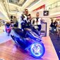 -NEW HONDA PCX 160- Regional Head Astra Motor Jateng, Ronaldo Widjaja dan Marketing Manager Astra Motor Jateng, Heri Setiawan berfoto dengan New Honda PCX 160 saat Peluncuran di Pakuwon Mall Solo Baru, Sabtu (15/2/2025) malam. Foto : Dok.Honda/metrojateng.id