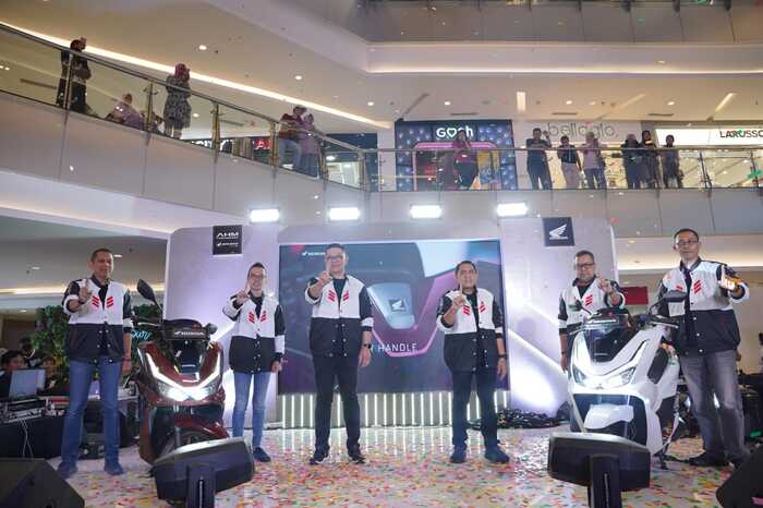 -LAUNCHING HONDA PCX - Management Astra Motor Jateng berfoto bersama saat prosesi Launching New Honda PCX160 di Solo, Sabtu (15/2/2025). Dari kiri ke kanan, Erie Kurnia, Customer Care Manager; Henry Setiawan, Marketing Manager; Ronaldo Widjaja, Region Head; I Nyoman Sukadana, Adfin Manager; Muh. Yusuf, Retail Manager; dan Iko Freediantoro, Parts Manager. Foto : Dok.Honda/metrojateng.id