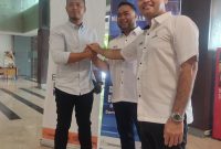 -MENDAFTAR- Salah satu pengusaha muda Kota Semarang, Oldy Ardhana (kiri), Senin (17/2/2025), resmi mengambil formulir pendaftaran bakal calon Ketua BPC HIPMI Kota Semarang, di Sekretariat Panitia MUSCAB, yang berada Lobby Hotel Oaktree. Foto : Dok. HIPMI/metrojateng.id