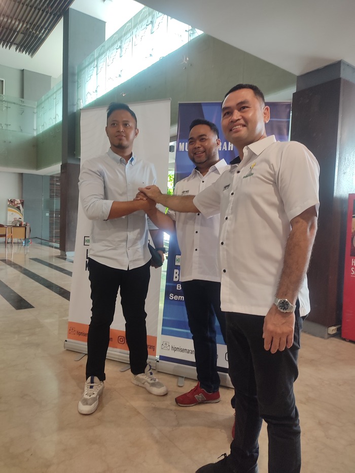 -MENDAFTAR- Salah satu pengusaha muda Kota Semarang, Oldy Ardhana (kiri), Senin (17/2/2025), resmi mengambil formulir pendaftaran bakal calon Ketua BPC HIPMI Kota Semarang, di Sekretariat Panitia MUSCAB, yang berada Lobby Hotel Oaktree. Foto : Dok. HIPMI/metrojateng.id