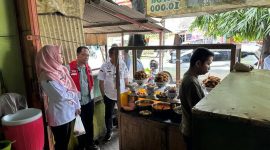 -MONITORING- Kepala Bagian Biro Perekonomian dan SDA Sekretariat Daerah Kabupaten Jepara, Ferry Yudha Adhi Dharma bersama Pertamina Patra Niaga melakukan monitoring ketersediaan LPG 3 kg di beberapa tempat di Jepara. Foto : Dok.Pertamina/metrojateng.id