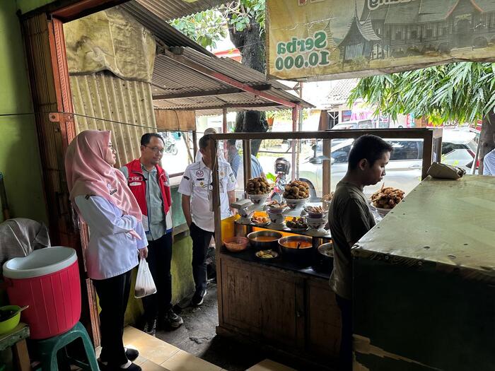 -MONITORING- Kepala Bagian Biro Perekonomian dan SDA Sekretariat Daerah Kabupaten Jepara, Ferry Yudha Adhi Dharma bersama Pertamina Patra Niaga melakukan monitoring ketersediaan LPG 3 kg di beberapa tempat di Jepara. Foto : Dok.Pertamina/metrojateng.id