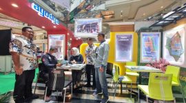 -PROPERTY EXPO- Ketua DPD Real Estate Indonesia (REI) Jawa Tengah, Harmawan Mardiyanto; Wakil Ketua DPD REI Jateng Bidang Pameran, Humas dan Publikasi, Juremi; dan Mortgage Business Officer BTN Kanwil Jateng-DIY, Joko Surono; meninjau salah satu stand peserta Pameran Property Expo Semarang 2025, di Atrium Paragon Mall Semarang, Kamis (20/2/2025). Foto : Dok.REI/metrojateng.id