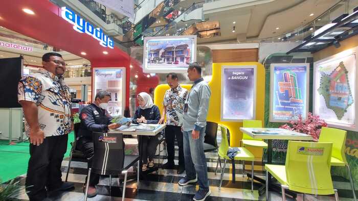 -PROPERTY EXPO- Ketua DPD Real Estate Indonesia (REI) Jawa Tengah, Harmawan Mardiyanto; Wakil Ketua DPD REI Jateng Bidang Pameran, Humas dan Publikasi, Juremi; dan Mortgage Business Officer BTN Kanwil Jateng-DIY, Joko Surono; meninjau salah satu stand peserta Pameran Property Expo Semarang 2025, di Atrium Paragon Mall Semarang, Kamis (20/2/2025). Foto : Dok.REI/metrojateng.id