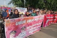 -PENYAMBUTAN- Warga Semarang sambut Wali Kota dan Wakil Wali Kota Semarang yang baru, Agustina Wilujeng Pramestuti dan Iswar Aminuddin di sepanjang Jalan Madukoro, Kecamatan Semarang Barat. Foto : Dok.Politik/metrojateng.id