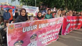 -PENYAMBUTAN- Warga Semarang sambut Wali Kota dan Wakil Wali Kota Semarang yang baru, Agustina Wilujeng Pramestuti dan Iswar Aminuddin di sepanjang Jalan Madukoro, Kecamatan Semarang Barat. Foto : Dok.Politik/metrojateng.id