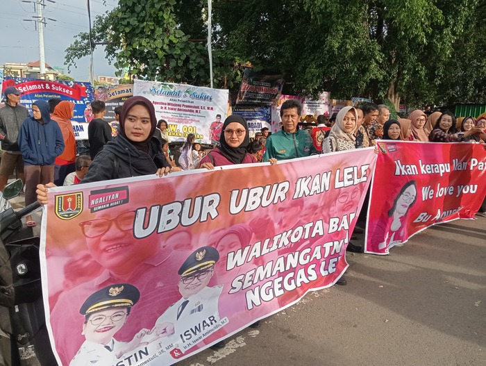 -PENYAMBUTAN- Warga Semarang sambut Wali Kota dan Wakil Wali Kota Semarang yang baru, Agustina Wilujeng Pramestuti dan Iswar Aminuddin di sepanjang Jalan Madukoro, Kecamatan Semarang Barat. Foto : Dok.Politik/metrojateng.id