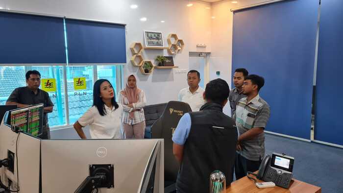 -KUNJUNGAN- Vice President Keamanan Korporat PT PLN (Persero), Detty Elviany, melakukan kunjungan dan supervisi pengamanan objek vital nasional (obvitnas) ke PLN UP2D Jawa Tengah dan D.I Yogyakarta, Kamis (20/2). Foto : Dok.PLN/metrojateng.id