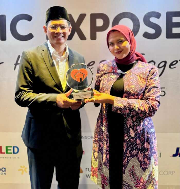 -PENGHARGAAN- JNE kembali menegaskan komitmennya dalam misi kemanusiaan dengan meraih Happiness Awards 2025 dari Rumah Zakat Indonesia. Foto : Dok.JNE/metrojateng.id