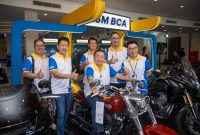 -BCA EXPOVERSARY- Direktur BCA Santoso (di atas motor) , mencoba salah satu motor premium yang turut meramaikan BCA Expoversary Semarang 2025. Foto : Dok.BCA/metrojateng.id