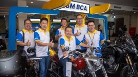 -BCA EXPOVERSARY- Direktur BCA Santoso (di atas motor) , mencoba salah satu motor premium yang turut meramaikan BCA Expoversary Semarang 2025. Foto : Dok.BCA/metrojateng.id