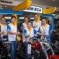 -BCA EXPOVERSARY- Direktur BCA Santoso (di atas motor) , mencoba salah satu motor premium yang turut meramaikan BCA Expoversary Semarang 2025. Foto : Dok.BCA/metrojateng.id