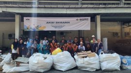 -SEDEKAH SAMPAH- Keterlibatan karyawan PT Solusi Bangun Indonesia Tbk memilah sampah dalam program Aksi Sedekah Sampah Bersama (SESAMA) yang dilaksanakan bekerja sama dengan bank sampah yang dikelola masyarakat sekitar pabrik. Foto : Dok.SBI/metrojateng.id