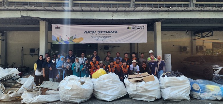 -SEDEKAH SAMPAH- Keterlibatan karyawan PT Solusi Bangun Indonesia Tbk memilah sampah dalam program Aksi Sedekah Sampah Bersama (SESAMA) yang dilaksanakan bekerja sama dengan bank sampah yang dikelola masyarakat sekitar pabrik. Foto : Dok.SBI/metrojateng.id