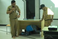 -SOSIALISASI- Staf BPBD Banyumas gelar sosialisasi dan simulasi evakuasi bencana gempa bumi di beberapa sekolah. Foto : Dok.BPBD/metrojateng.id