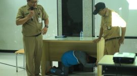 -SOSIALISASI- Staf BPBD Banyumas gelar sosialisasi dan simulasi evakuasi bencana gempa bumi di beberapa sekolah. Foto : Dok.BPBD/metrojateng.id