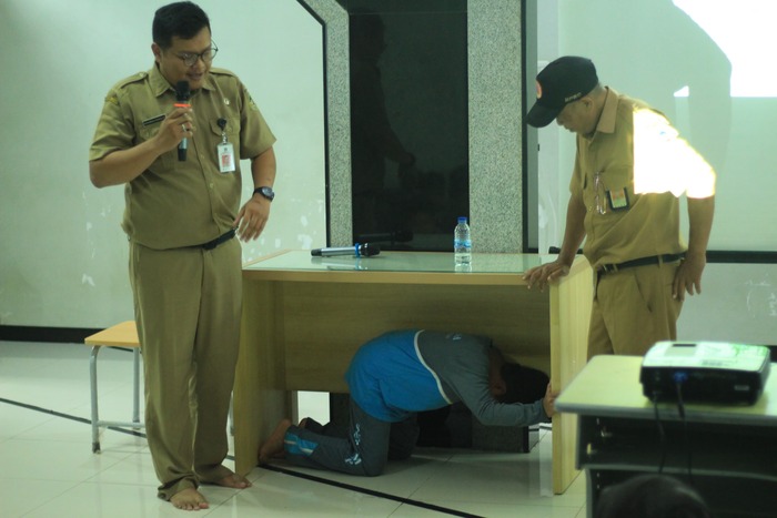 -SOSIALISASI- Staf BPBD Banyumas gelar sosialisasi dan simulasi evakuasi bencana gempa bumi di beberapa sekolah. Foto : Dok.BPBD/metrojateng.id