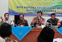 -MUSYAWARAH DESA-Kabid Pemberdayaan Sosial dan Penanganan Fakir Miskin (PSPFM) Dinsospermasdes Banyumas, Galih Priyambodo saat menghadiri musdes di Desa Samudra, Kecamatan Gumelar, Kabupaten Banyumas. Foto : Dok.Dinsospermasdes/metrojateng.id