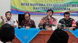 -MUSYAWARAH DESA-Kabid Pemberdayaan Sosial dan Penanganan Fakir Miskin (PSPFM) Dinsospermasdes Banyumas, Galih Priyambodo saat menghadiri musdes di Desa Samudra, Kecamatan Gumelar, Kabupaten Banyumas. Foto : Dok.Dinsospermasdes/metrojateng.id