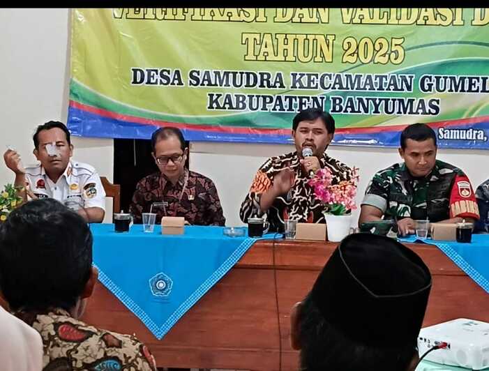 -MUSYAWARAH DESA-Kabid Pemberdayaan Sosial dan Penanganan Fakir Miskin (PSPFM) Dinsospermasdes Banyumas, Galih Priyambodo saat menghadiri musdes di Desa Samudra, Kecamatan Gumelar, Kabupaten Banyumas. Foto : Dok.Dinsospermasdes/metrojateng.id