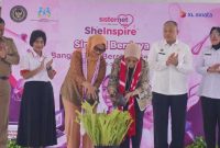 -PERESMIAN-Presiden Direktur & CEO XL Axiata, Dian Siswarini (tiga kiri), Deputi Bidang Kesetaraan Gender Kementerian PPPA RI, Amurwani Dwi Lestariningsih (tiga kanan), Direktur of HR Corporate Perwakilan Yayasan WINGS Peduli, Meriam Katombo (dua kiri), Kakanwil Ditjen Pemasyarakatan DIY, Lili S.H.Mh (kanan), Direktur Bimbingan Kemasyarakatan Kementrian imigrasi dan Pemasyarakatan, Dr. Ceno Hersusetyo Kartiko (dua kanan), dan Plt. Kepala Dinas PPPA Kab. Gunung Kidul (kiri), Wahyu Nugroho pada peresmian program SheInspire Sinergi Berdaya: Bersinar Bangkit Bersama dalam membangun masa depan bersama Perempuan Warga Binaan, Senin (24/2/2025). Foto : Dok.XL/metrojateng.id