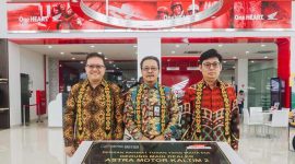 -PERESMIAN MAIN DEALER- Chief Executive Astra Motor, Robien Tony (kanan), bersama dengan Kepala Dinas Penanaman Modal dan Pelayanan Terpadu Satu Pintu Kota Samarinda, H. Julia Noor S.IP (tengah), dan Direktur PT Astra International Tbk, Thomas Wijaya (kiri), saat prosesi peresmian Main Dealer Astra Motor Kaltim 2, Selasa (24/2/2025) pagi. Foto : Dok.Astra/metrojateng.id