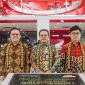 -PERESMIAN MAIN DEALER- Chief Executive Astra Motor, Robien Tony (kanan), bersama dengan Kepala Dinas Penanaman Modal dan Pelayanan Terpadu Satu Pintu Kota Samarinda, H. Julia Noor S.IP (tengah), dan Direktur PT Astra International Tbk, Thomas Wijaya (kiri), saat prosesi peresmian Main Dealer Astra Motor Kaltim 2, Selasa (24/2/2025) pagi. Foto : Dok.Astra/metrojateng.id