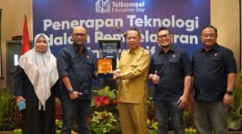 -EDUCATION DAY- Management Telkomsel secara simbolis memberikan plakat dukungan “Penerapan Teknologi Dalam Pembelajaran Interaktif” kepada Kepala Dinas Dikpora DIY, Drs. Suhirman, M.Pd (tengah). Foto : Dok.Telkomsel/metrojateng.id