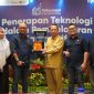 -EDUCATION DAY- Management Telkomsel secara simbolis memberikan plakat dukungan “Penerapan Teknologi Dalam Pembelajaran Interaktif” kepada Kepala Dinas Dikpora DIY, Drs. Suhirman, M.Pd (tengah). Foto : Dok.Telkomsel/metrojateng.id