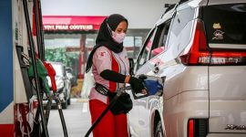 -ISI BBM- Petugas SPBU Pertamina tengah mengisikan BBM ke mobil konsumen. Foto : Dok.Pertamina/metrojateng.id
