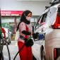 -ISI BBM- Petugas SPBU Pertamina tengah mengisikan BBM ke mobil konsumen. Foto : Dok.Pertamina/metrojateng.id